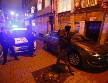 Τουρκία: Η αστυνομία εισβάλει σε καφενεία και ελέγχει αν οι τηλεοράσεις παίζουν κουρδικά κανάλια!